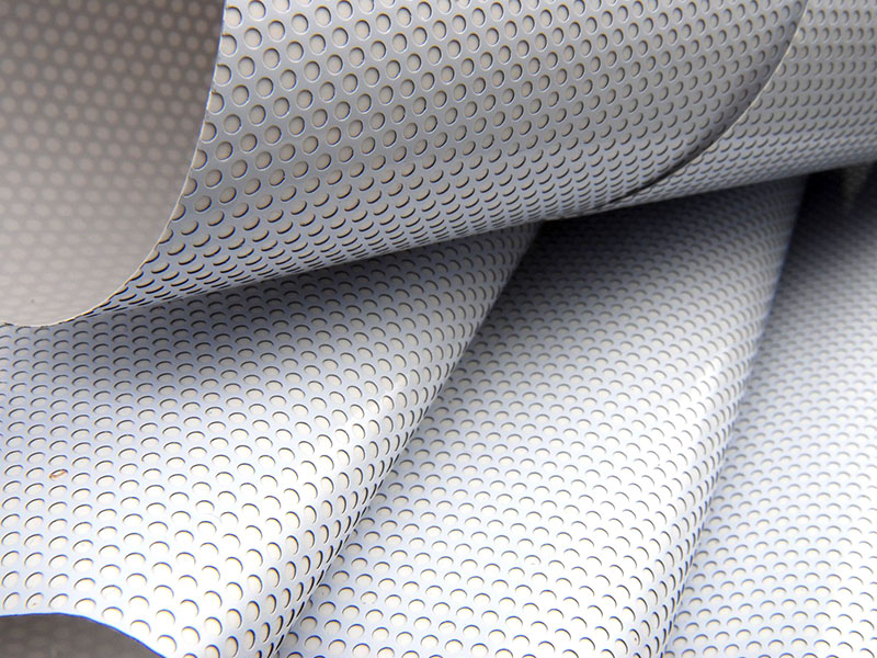 رول استیکر وینیل سوراخ‌دار دید یک‌طرفه ۱۴۰ گرم بر متر مربع