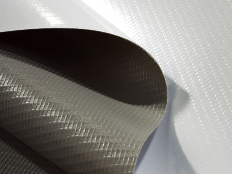 بنر انعطاف‌پذیر پی‌وی‌سی با سطح سفید و پشت خاکستری ۴۴۰ گرم بر متر مربع